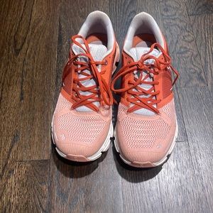 On Cloud sneakers only worn a few times